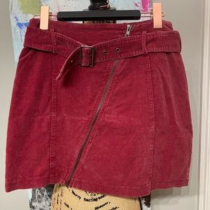 Dark red corduroy mini skirt; Size M; full zip front; belted; lined 💋